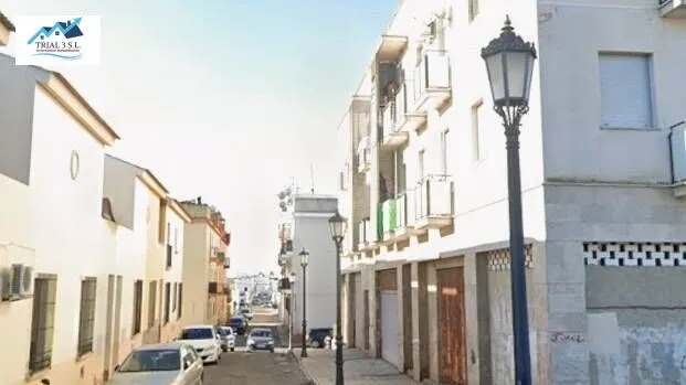 Venta de Casa Independiente + 2 Garajes en Lepe (Huelva) - foto 2