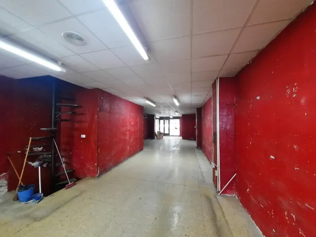 LOCAL COMERCIAL CON ACCESO DESDE DOS CALLES — 3