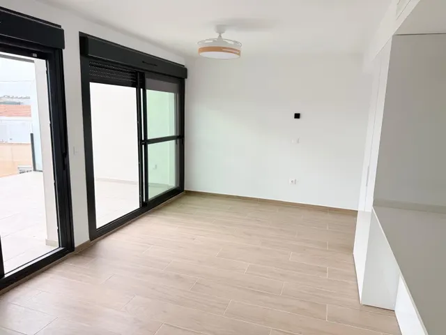 Luminoso apartamento semi-nuevo con terraza, piscina y parking — 7