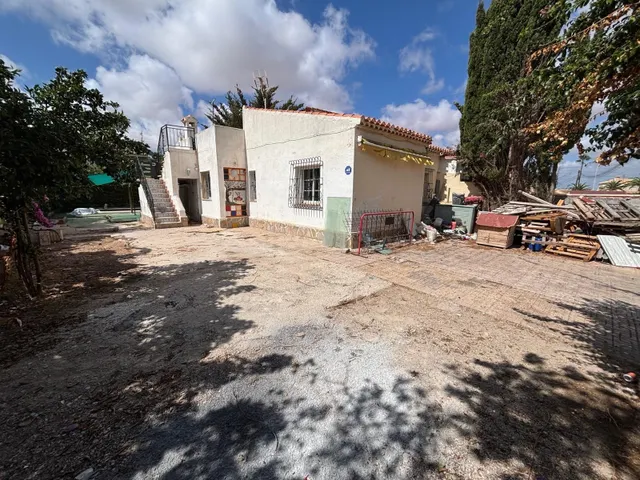 Chalet pareado para reformar con gran parcela y piscina en L