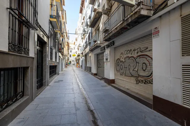 Local Comercial en el Corazón de Granada - Oportunidad Única — 3