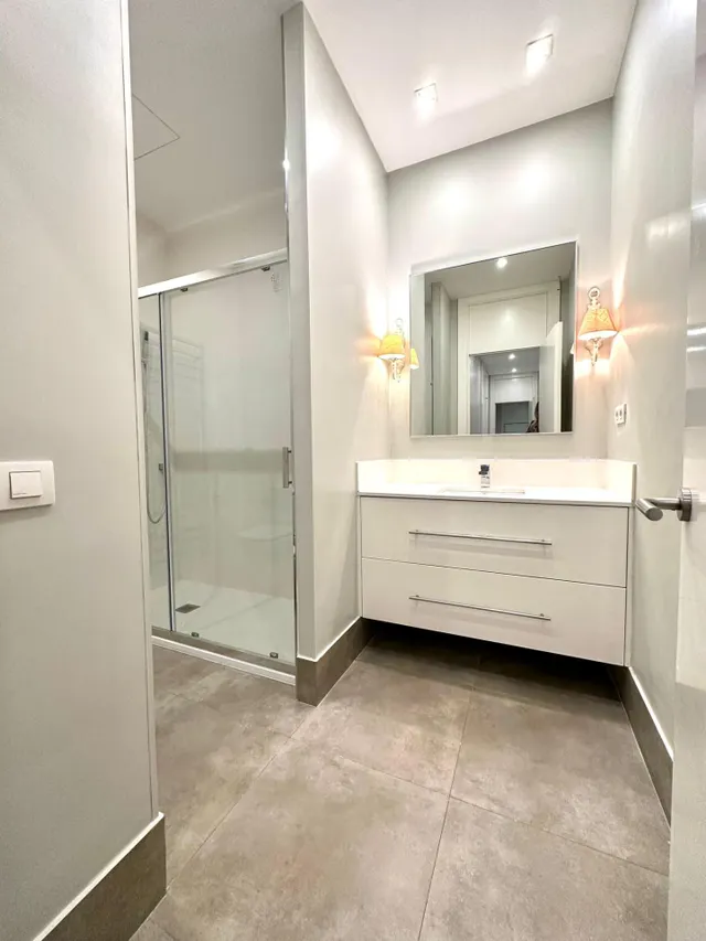 IMPRESIONANTE VIVIENDA EN CLAUDIO CUELLO ESQUINA JORJE JUAN — 45