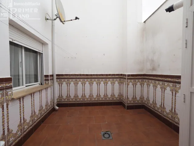¡Oferta en venta en Tomelloso! Casa adosada céntrica, amplia - foto 4