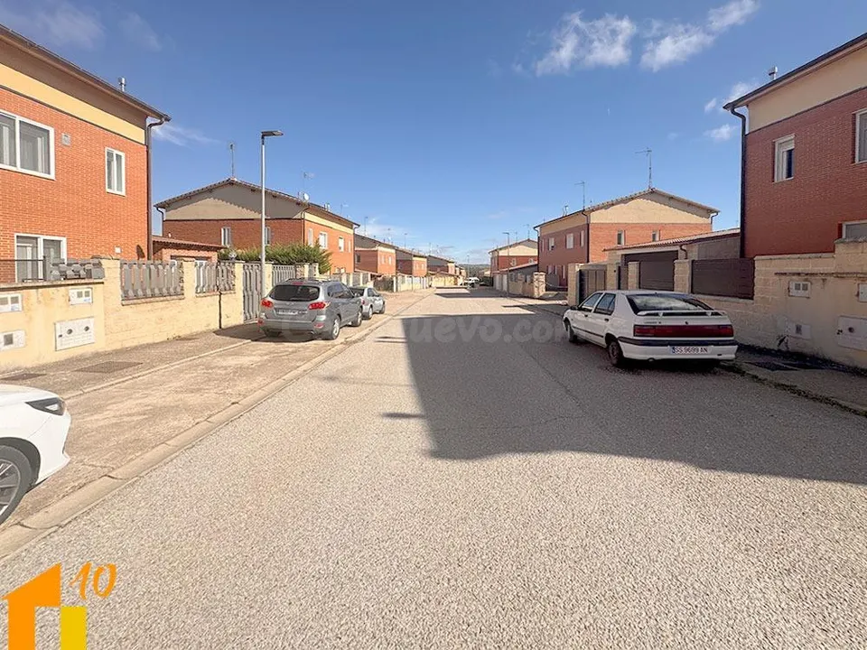 Casa con parcela en "Urbanización Las Tenadas"