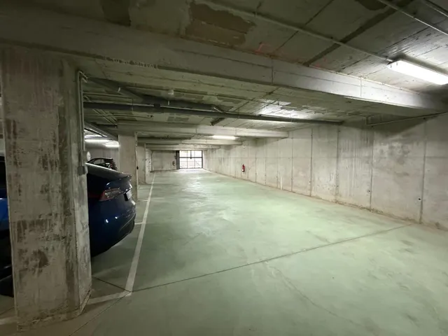 Plaza de parking cerrada con puerta automática al lado de Po - foto 3