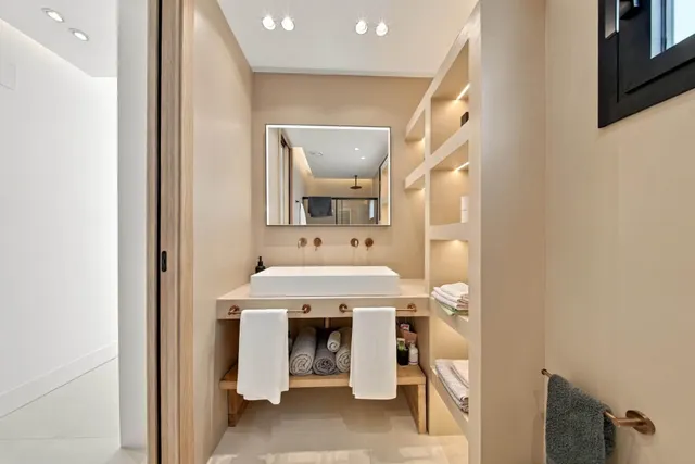 Exclusiva villa de diseño moderno con piscina privada, jardín, garaje y domótica avanzada — 36