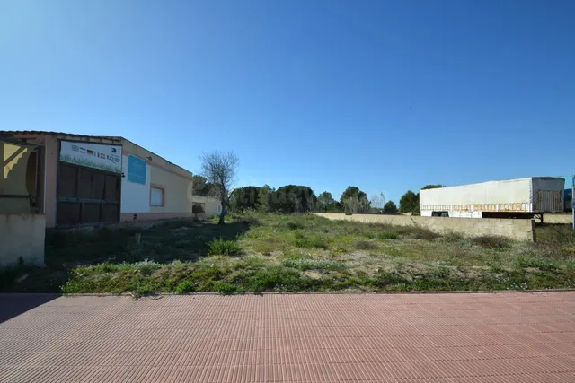 Terreno urbano de 600 m2 en venta en la urbanización Riumar