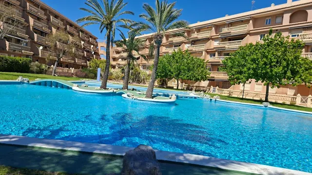 Bonito apartamento con vistas y piscina — 36