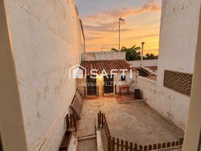 Casa céntrica con patio y 6 habitaciones en Mahón. — 35