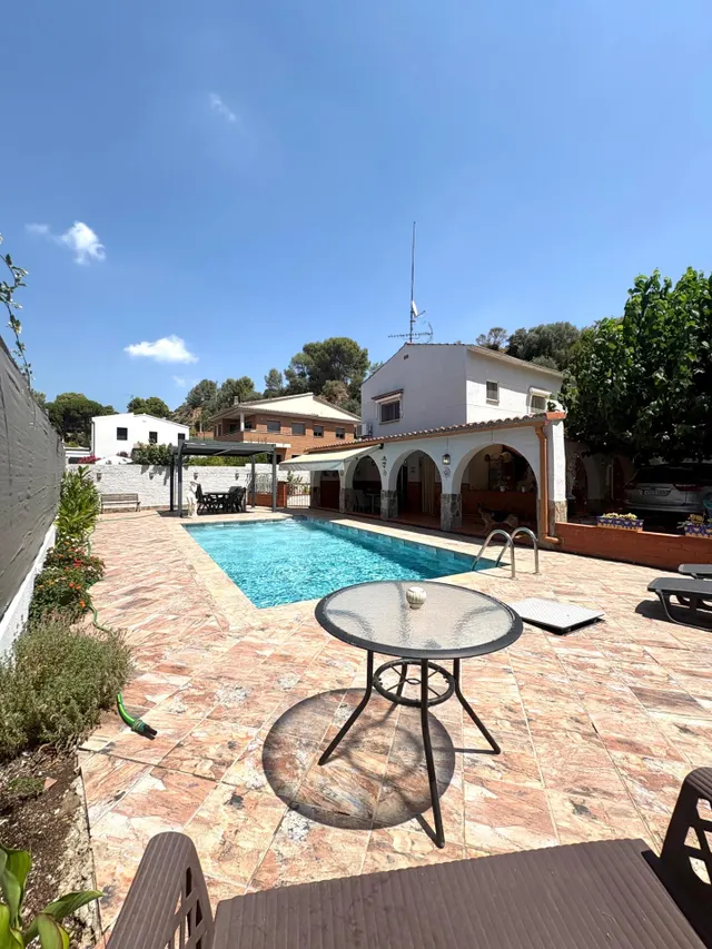 Torre con piscina en parcela llana de 845m2 — 2