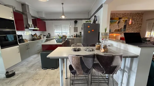 VILLA DE 4 DORMITORIOS Y 3 BAÑOS. PARCELA DE 1.850 M2. CON PISCINA CLIMATIZADA Y CASA DE INVITADOS INDEPENDIENTE EN CATRAL. — 21