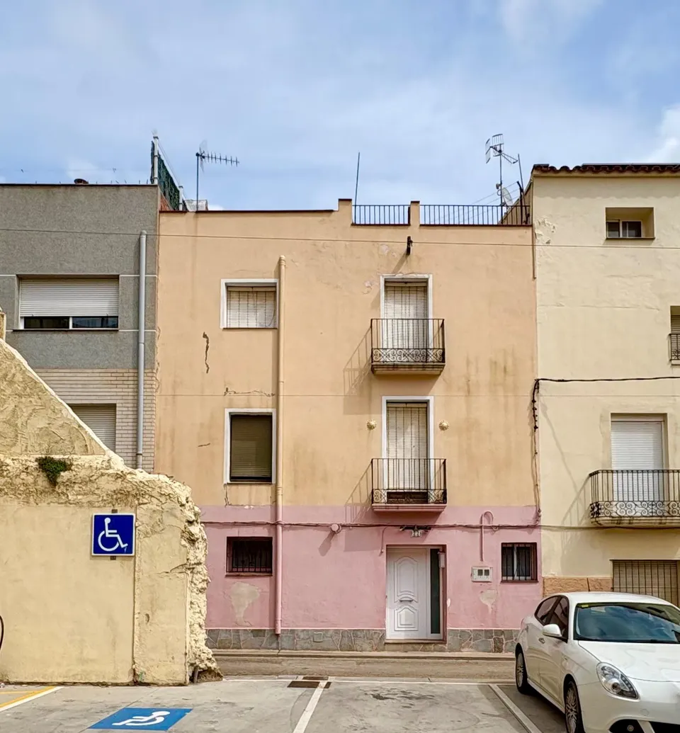 Gran casa de pueblo a dos calles en el centro