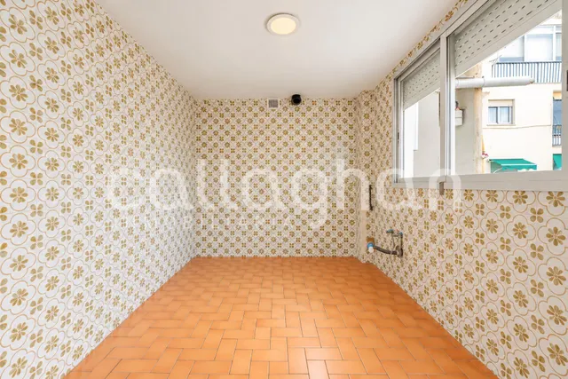 Piso con gran potencial de reforma en ruzafa – 4 habitaciones y 2 balcones — 36