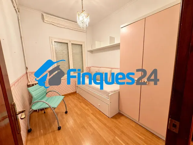 Amplio piso de 4 habitaciones en el centro de Manresa — 19