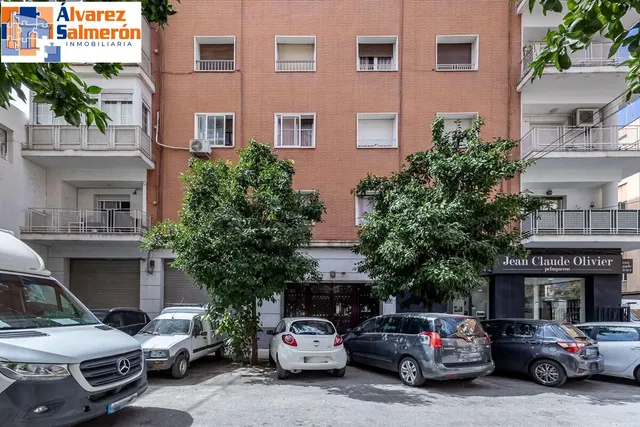PISO JUNTO A HIPERCOR · ÚLTIMA PLANTA · MUCHA LUZ · ASCENSOR · METRO — 23