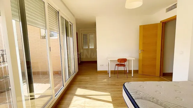 ¡EN ALQUILER PARA ESTUDIANTES! habitaciones EN CHALET CON REFORMA RECIENTE EN VILLANUEVA DE LA CAÑADA. — 28