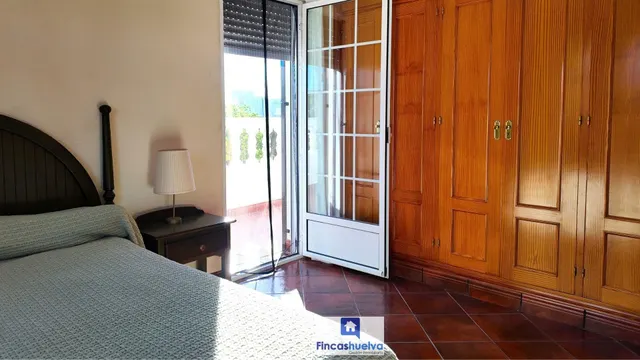 Chalet independiente de esquina con piscina y terraza con vistas al mar en El Rompido Cartaya, Huelva. — 28