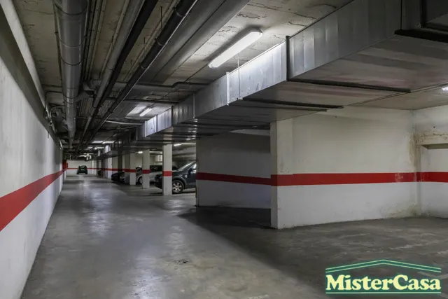 EXCLUSIVA. Piso zona sur VPO . 3 dormitorios , 2 baños , terraza . Plaza de garaje y trastero . — 35