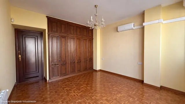 Amplia vivienda de 4 habitaciones con terraza acristalada, chimenea y aparcamiento — 23
