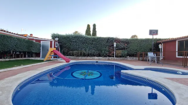 Chalet en venta con piscina - foto 4
