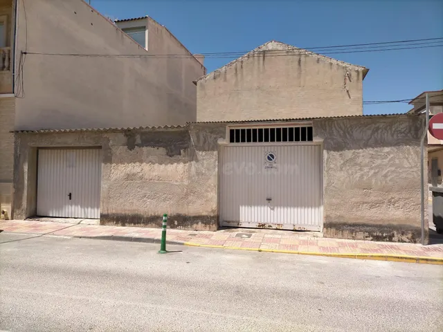 ¡Gran Oportunidad en Jacarilla! Propiedad versátil: Cochera, - foto 2