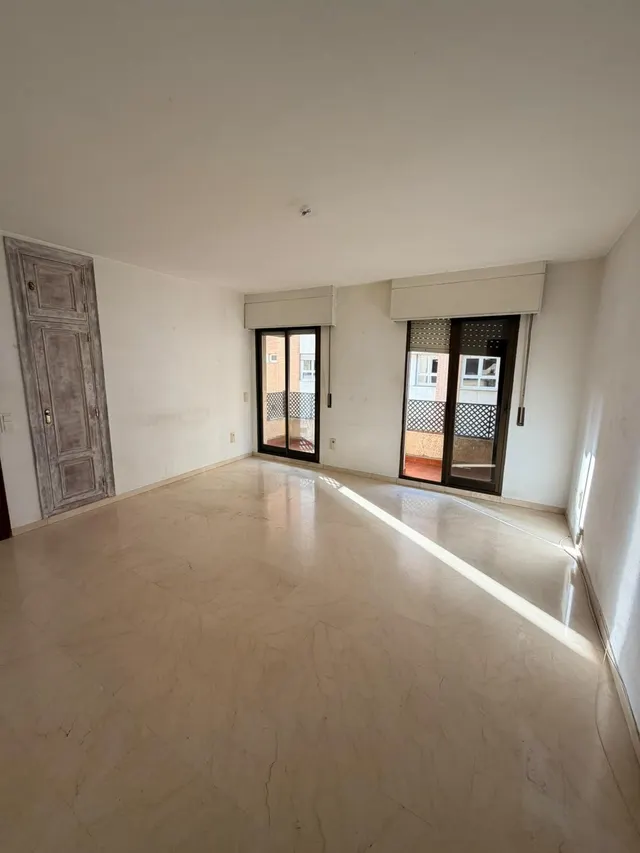 PISO EN PLENO CENTRO DE GRANADA CON GARAJE, TRASTERO Y POSIBILIDAD DE 2 DORMITORIOS — 2