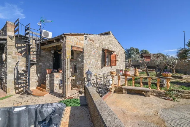 Canet de Fals: casa de piedra en planta baja con amplio porc