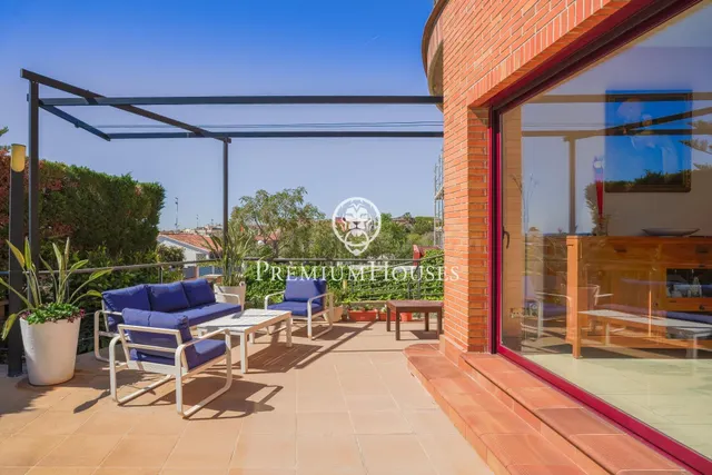 Casa con jardín y piscina en Santa María - foto 3