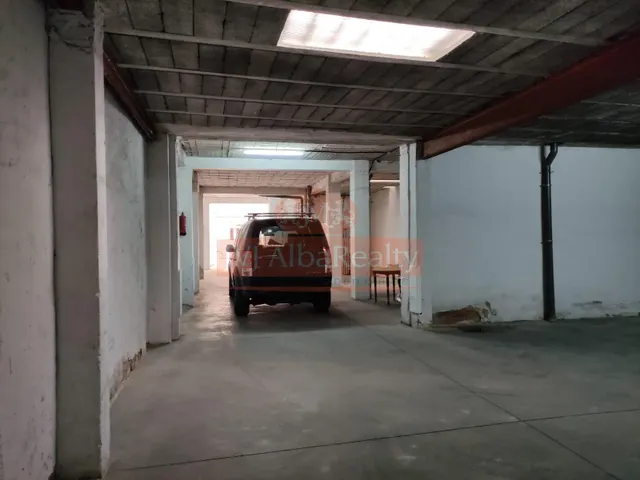 SE VENDE LOCAL CON VADO, EN ZONA ENSANCHE-CIRCUNVALACION. — 5