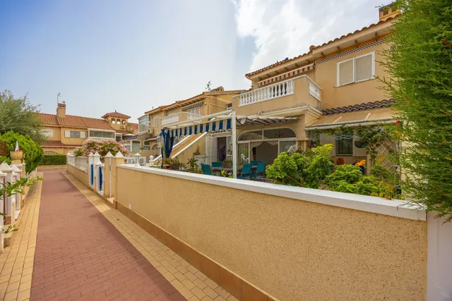 Bungalow de 2 dormitorios y piscina comunitaria en Orihuela Costa — 30