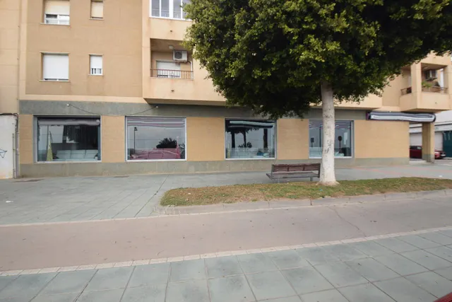 Local comercial acondicionado con sótano — 2