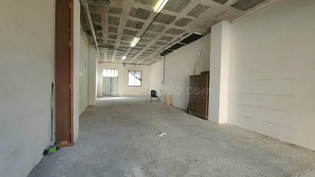 LOCAL DE 80 M2 CON PUERTA AUTOMÁTICA Y MUELLE DE CARGA EN AL - foto 4