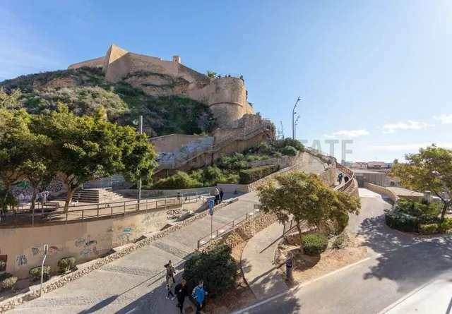 Piso en Alicante Centro con vistas abiertas al Castillo de Santa Bárbara. — 4
