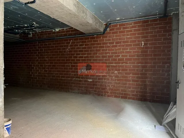 SE ALQUILA LOCAL COMERCIAL EN OBRA EN EDIFICIO DE NUEVA CONSTRUCCIÓN EN AVD. CORUÑA — 7