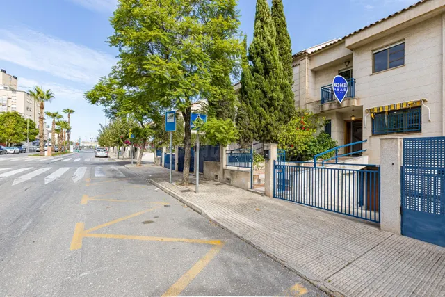 Dúplex con garaje privado y piscina comunitaria en Los Rectores. — 3