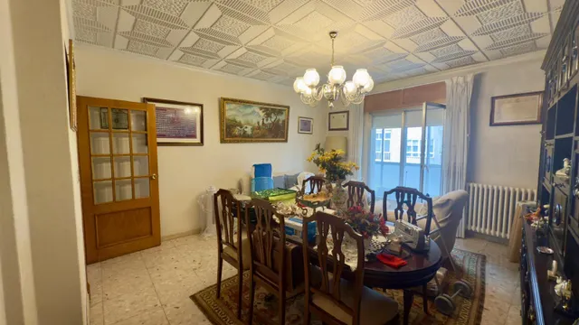 ¡Tu nuevo hogar en este encantador piso en un edificio con carácter del año 1975 y 4 habitaciones! — 2