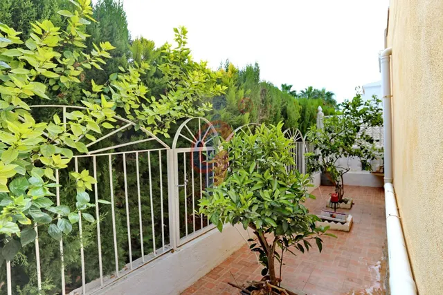 Espectacular bungalow en esquina con gran solárium, jardín privado y piscina en Guardamar del Segura — 43
