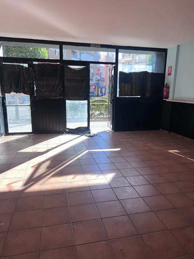 Local comercial en Obispo Benlloch — 16