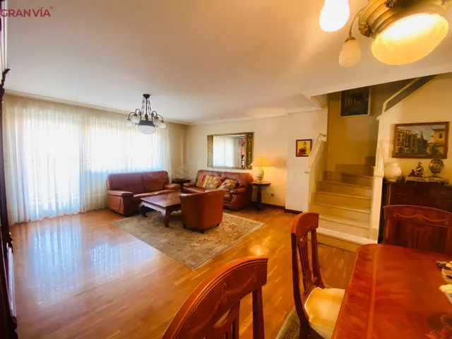 Amplio unifamiliar en venta en Lardero