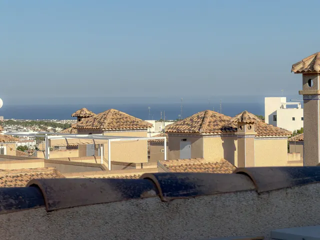 Orihuela Costa! Impresionante Villa Mediterránea con generosa parcela y amplias terrazas + Solarium privado con increíbles vistas panorámicas — 17
