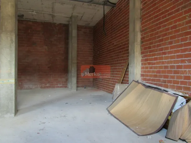 SE ALQUILA BAJO O SE VENDE COMERCIAL  EN OBRA AVENIDA DE LA CORUÑA — 4