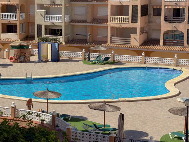 Amplio apartamento con 3 dormitorios y gran terraza con vistas a la piscina + Garaje incluido en el precio — 10