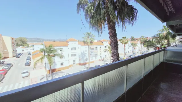 Amplio piso de 3 dormitorios con terraza y chimenea en Aveni