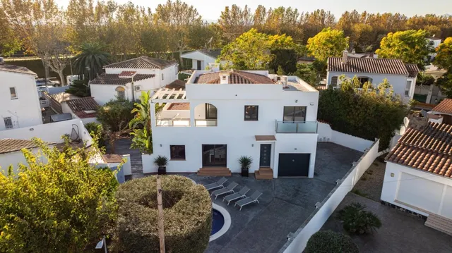 Casa moderna con cuatro habitaciones, piscina y garaje — 42