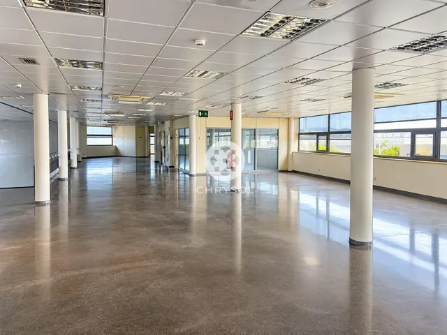 Exclusiva nave industrial tipo c con edificio corporativo junto a zona franca y fira de Barcelona. — 28