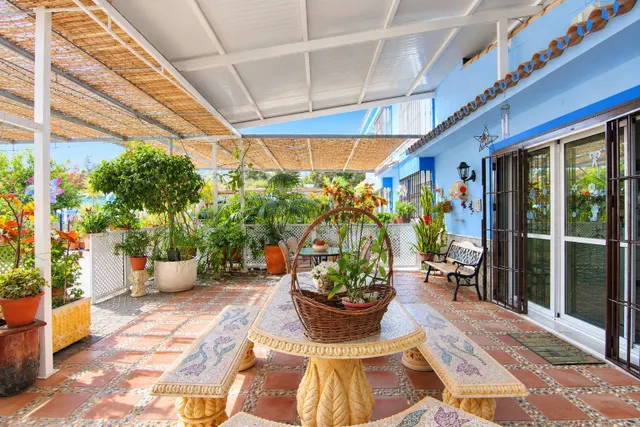 VENDE EN EXCLUSIVA CHALET INDEPENDIENTE EN COÍN — 48