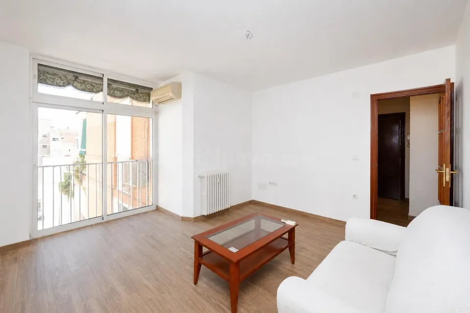 PISO EN ÚLTIMA PLANTA CON 3 DORMITORIOS, CALEFACCIÓN Y RECIÉN PINTADO EN MARQUÉS DE MONDÉJAR – JUNTO A ALHAMAR