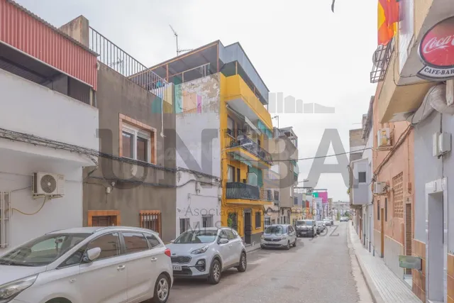 Casa de dos plantas con patios y azotea en Antonio Domínguez