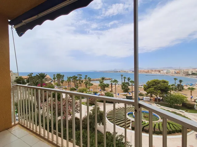 Piso de 4 dormitorios en primera línea de La Colonia con espectaculares vistas a la playa — 13