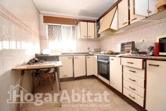 ESPACIOSA CASA CON LOCAL COMERCIAL, DOS TERRAZAS Y BALCÓN